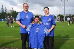 东体：蓝血人变身白衣天使，医生帮病人恢复心跳后受邀观申花训练