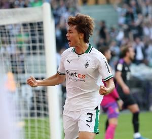 记者：阿贾克斯首份报价遭拒，门兴考虑让板仓滉合同进入最后一年