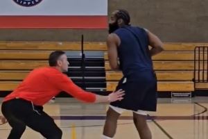 船记：球队训练后其他所有人都已离开 哈登一个人在球馆加练！