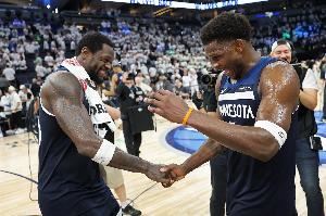 兰德尔：经过一个赛季的磨合 和爱德华兹的配合越来越默契